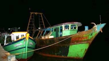 

The Sri Lanka Navy has seized a total of 18 Indian poaching trawlers and 146 Indian fishermen within Sri Lankan waters in 2024.

In a latest incident, the Navy seized two Indian trawlers and arrested 21 Indian fishermen poaching in Sri Lankan waters off the Delft Island.

