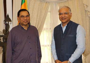 

ormer Minister Basil Rajapaksa met Indian High Commissioner Santosh Jha yesterday (27) and discussed.

The Indian High Commission in Sri Lanka conveyed a X message regarding the meeting, highlighting discussions on matters of mutual interest, including the political situation.



