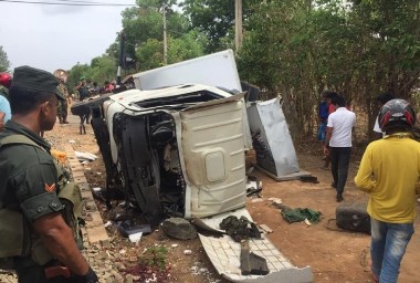 
Five army personnel have been killed in an accident involving an Army truck and the Yaldevi train this afternoon.

Two injured persons are currently receiving treatment at the Kilinochchi District General Hospital.
