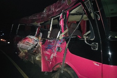 
Three persons have been killed while five were left injured in a collision involving a lorry and a luxury bus along the Medawachchiya - Anuradhapura road last night.

According to the police, the accident had occured at around 11:50 pm when the bus which had been travelling towards Jaffna had collided with the lorry which had been heading towards Dambulla.
