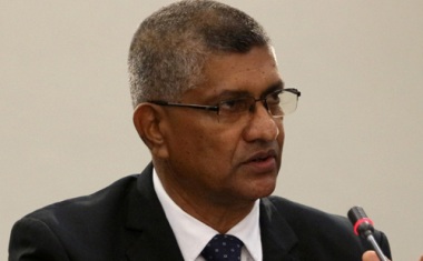 
Former Commandant Eastern Province Major General Lal Perera yesterday said he had warned National Thowheed Jamaath Leader Zahran in 2014 to desist from the extremist activities he was engaged in.

Major General Perera said this while testifying before the Parliamentary Select Committee (PSC) probing the Easter Sunday attacks last afternoon.
