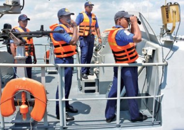 

The Sri Lanka Navy vessel which was dispatched to patrol the troubled Western Indian Ocean waters off the Bab el-Mandeb Strait in great secrecy late last month has completed its maiden joint patrol and is returning to home port, The Sunday Morning reliably learns.  



