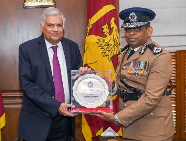 
The newly appointed Inspector General of Police, T. M. W. Deshabandu Tennakoon met with President Ranil Wickremesinghe at the Presidential Secretariat today(29).


