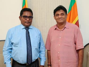 

Retired Lieutenant Colonel Rathnapriya Bandu has extended his support to the main Opposition, Samagi Jana Balawegaya (SJB).

He expressed his support after meeting Opposition and SJB Leader MP Sajith Premadasa today (Mar 01).


