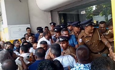 
A tense standoff unfolded outside the Sri Lanka Freedom Party (SLFP) headquarters on Darley Road in Colombo 10, as a group attempting to enter the party building was met with resistance from the police. 


