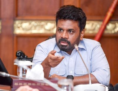 மாகாணசபைத் தேர்தல்கள் குறித்து ஆராய கட்சித் தலைவர்கள் கூட்டம்?
 
மாகாண சபை தேர்தல்கள் குறித்து தீர்மானிப்பதற்கு சர்வ கட்சி தலைவர்கள் கூட்டத்தை ஜனாதிபதி அநுரகுமார திசாநாயக்க கூட்ட உள்ளார். 2026 ஆம் ஆண்டு வரவு செலவு திட்ட உரைக்கு பின்னர் இதற்கான அறிவிப்பு வெளிவர உள்ள நிலையில், மாகாணசபைத் தேர்தல்களை நடத்துவது தொடர்பான மிக முக்கியமான கலந்துரையாடல்கள் மக்கள் விடுதலை முன்னணி (ஜே.வி.பி) தலைமையகத்திலும் முன்னெடுக்கப்பட்டு வருகின்றன.