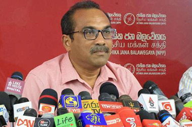 
ரணில் விக்கிரமசிங்க கைதுசெய்யப்பட்டமை தவறு என சுமந்திரன் கூறுவது கவலை அளிக்கின்றது. அவர் யாழில் இருந்து கதைக்கின்றாரா அல்லது ரணிலின் வீட்டில் இருந்து கதைக்கின்றாரா என்று அமைச்சர் பிமல் ரத்நாயக்க கேள்வி எழுப்பினார். 



