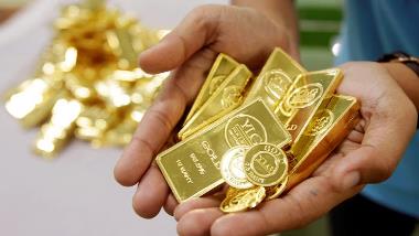 

Sri Lanka Customs have raided 13 leading jewellery-making institutions and seized a stock of gold smuggled into the country and a fine of Rs. 4.5 billion is to be imposed in this regard, the Daily Mirror learns.


