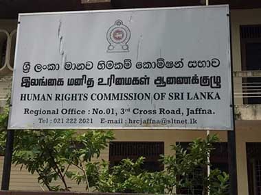 அவசரகால விதிமுறைகள் குறித்த கரிசனை புறக்கணிப்பு- மனித உரிமைகள் ஆணைக்குழு கவலை!
அத்தியாவசிய சேவைகள் தொடர்ந்து முன்னெடுக்கப்படுவதற்கு அவசரகாலநிலை பிரகடனம் தொடர்வது அவசியம் என நியாயப்படுத்த முடிந்தாலும், அதில் உள்வாங்கப்பட்டுள்ள சில வழிகாட்டல்கள் கேள்விக்கு உட்படுத்தப்பட வேண்டியவையாகவே உள்ளன. அவை குறித்து நாம் ஜனாதிபதிக்குக்கு கடிதம் மூலம் தெரியப்படுத்தியிருந்த போதிலும், காலநீடிப்பு செய்யப்பட்டுள்ள அவசரகாலநிலை பிரகடனத்தில் எமது அவதானிப்புக்கள் உள்வாங்கப்பட்டிருப்பதாகத் தெரியவில்லை என இலங்கை மனித உரிமைகள் ஆணைக்குழு கரிசனை வெளியிட்டுள்ளது.