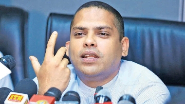 
Minister Harin Fernando today (14) revealed that an election is scheduled to take place on October 05 this year. 
He made this announcement during a press interaction in Galle.
Expressing confidence in the outcome, Minister Fernando asserted that President Ranil Wickremesinghe would emerge triumphant in the forthcoming election.


