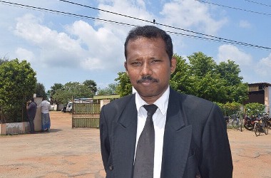 

செம்மணியில் சிலர் உயிருடன் புதைக்கப்பட்டிருக்கலாம் என கருதுவதாக சட்டத்தரணி நிரஞ்சன் தெரிவித்துள்ளார்
ஜேர்மனியின் ஊடகமொன்றிற்கு வழங்கிய பேட்டியில் அவர் இதனை தெரிவித்துள்ளார்.



