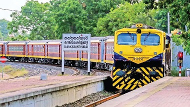 

வடக்குக்கான ரயில்களில்  உறங்கும் பெட்டிகளை இணைப்பதற்கு எதிர்பார்க்கவில்லை.அதற்கு பதிலாக குளிரூட்டப்பட்ட சொகுசு ஆசனங்களுடான பெட்டிகளை இணைப்பதற்கே நடவடிக்கை எடுக்கப்பட்டுள்ளது என போக்குவரத்து, நெடுஞ்சாலைகள் மற்றும் நகர அபிவிருத்தி பிரதி அமைச்சர் பிரசன்ன குணசேன தெரிவித்தார்.


