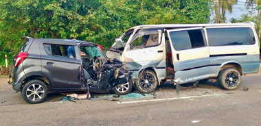 

முந்தலம் – நவதன்குளம் பகுதியில் இடம்பெற்ற கோர விபத்தில் மூன்று பேர் உயிரிழந்துள்ளனர். கார் ஒன்றும் வானும் நேருக்கு நேர் மோதிய விபத்தில் மூன்று பேர் உயிரிழந்துள்ளனர்.புத்தளம்-கொழும்பு பிரதான சாலையில் உள்ள நவதன்குளம் பகுதியில் இந்த விபத்து நிகழ்ந்துள்ளது.
காரில் பயணித்த இரண்டு பெண்களும், ஆண் ஒருவரும் உயிரிழந்தனர். குறித்த விபத்தில் காயமடைந்த மேலும் 10 பேர் சிகிச்சைகளுக்காக சிலாபம் வைத்தியசாலையில் அனுமதிக்கப்பட்டுள்ளனர்.


