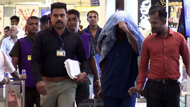 

A key suspect in the triple murder incident in the Middeniya Police Division has been arrested by Criminal Investigation Department  officers at the Bandaranaike International Airport (BIA) while attempting to flee to Dubai last night.

The triple murder was reported on February 18 in Middeniya.


