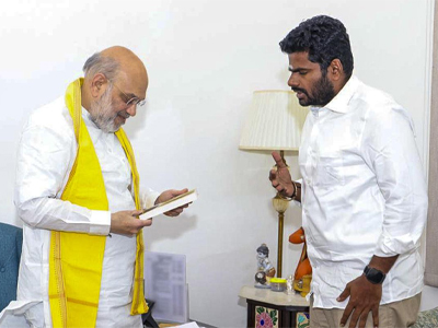 
பாஜகவில் இருந்து விலகும் முடிவில் முன்னாள் மாநில தலைவர் அண்ணாமலை உள்ளார். இன்று பாஜக மேலிட தலைவர் நிதின் நபின், மத்திய உள்துறை அமைச்சர் அமித்ஷாவை சந்தித்து இந்த விஷயத்தை அண்ணாமலை தெரிவித்தார். அதோடு தமிழக பாஜகவினர் மீது அடுக்கடுக்கான குற்றச்சாட்டுகளை அண்ணாமலை முன்வைத்துள்ளார். இதையடுத்து உடனடியாக டெல்லி வரும்படி நயினார் நாகேந்திரனுக்கு மேலிடம் அதிரடி உத்தரவிட்டுள்ள நிலையில் அதன் பின்னணி குறித்த முக்கியமான தகவல்கள் வெளியாகி உள்ளது. தமிழ்நாடு பாஜகவின் முன்னாள் தலைவர் அண்ணாமலை. 
