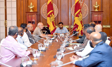 ஆறு கட்சிகளின் கூட்டணி ஜனாதிபதியுடன் சந்திப்பு!
தமிழ் மற்றும் முஸ்லிம் அரசியல் கட்சிகள் என 6 கட்சிகள் இணைந்து உருவாக்கிய கூட்டணியின் பிரதிநிதிகளுக்கும் ஜனாதிபதி அநுர குமார திசாநாயக்கவுக்கும் இடையிலான சந்திப்பு, இன்று (3) முற்பகல் ஜனாதிபதி அலுவலகத்தில் நடைபெற்றது.