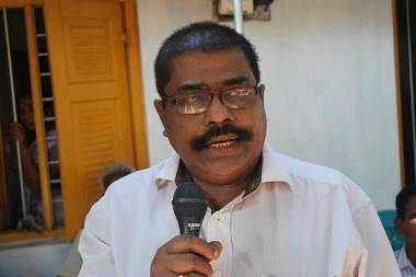 

இலங்கையின் பொறுப்புக்கூறல் விடயத்தில் ஐக்கிய நாடுகள் மனித உரிமைகள் பேரவையின் அணுகுமுறை தொடர்பில் தீவிர கரிசனையை வெளிப்படுத்தி கடந்த ஆண்டு நடைபெற்ற ஜனாதிபதித் தேர்தலில் வட, கிழக்கு மாகாணங்களைப் பிரதிநிதித்துவப்படுத்தி தமிழ் பொதுவேட்பாளராகப் போட்டியிட்ட பாக்கியசெல்வம் அரியநேத்திரன் ஐ.நா மனித உரிமைகள் உயர்ஸ்தானிகர் வோல்கர் டேர்க்குக்கு கடிதமொன்றை அனுப்பிவைத்துள்ளார்.



