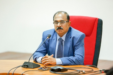 

வடக்கு, கிழக்கு மாகாணங்களில் உள்ள இராணுவ முகாம்களை அகற்ற வேண்டும் என்று தமிழ் அரசியல்வாதிகள் வலியுறுத்தும் நிலையில், யாழ்ப்பாணம் காரைநகர் பகுதியில் உள்ள கடற்படை  முகாமை அகற்ற வேண்டாம் என்று  அப்பகுதியில் வாழும் தமிழ் மக்கள் என்னிடம் தனிப்பட்ட முறையில் வலியுறுத்தியுள்ளார்கள். 147 பேர் கைச்சாத்திட்டு கையளித்த அந்த கடிதத்தைச் சபைக்குச் சமர்ப்பிக்கிறேன் என பாதுகாப்பு பிரதி அமைச்சர் அருண ஜயசேகர தெரிவித்தார்.



