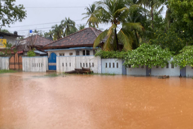 

மட்டக்களப்பு மாவட்டத்தில் பெய்து வரும் கடும் மழை காரணமாக தாழ்நிலப்பகுதிகள் வெள்ளத்தில் மூழ்கும் அபாயம் ஏற்பட்டுள்ளது. 
மட்டக்களப்பு மாவட்டத்தில் வெள்ளிக்கிழமை (15)  தொடக்கம் தொடர்ந்து கடுமையான மழைபெய்துவருகின்றது. 
இதன்காரணமாக மட்டக்களப்பு மாவட்டத்தின் பல்வேறு பகுதிகளிலும் வெள்ள நிலைமை ஏற்படுவதற்கான நிலை காணப்படுவதாக தெரிவிக்கப்படுகின்றது. 


