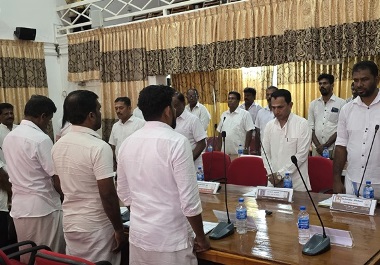 

யாழ்ப்பாணம், செம்மணி சித்துப்பாத்தி மனித புதைகுழி தொடர்பில் சர்வதேச விசாரணையைக் கோரி  முன்வைக்கப்பட்ட பிரேரணையை மட்டக்களப்பு மாநகரசபை ஏகமனதாக நிறைவேற்றியுள்ளது.



