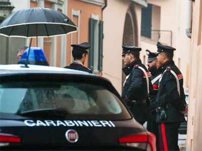 
இத்தாலியில் இளம் இத்தாலிய ஜோடி ஒன்று கொடூரமான தாக்குதலுக்கு உள்ளாகியுள்ள சம்பவம், நாடெங்கிலும் பெரும் அதிர்ச்சியையும் கொந்தளிப்பையும் ஏற்படுத்தியுள்ளது. கார் ஒன்றில் இருந்த 18 வயதான மணப்பெண்ணை, மூன்று நபர்கள் கொண்ட குழு ஒன்று பாலியல் வன்கொடுமை செய்ததோடு, அவரது காதலனை இந்தச் சம்பவத்தைப் பார்க்கும்படி கட்டாயப்படுத்தியுள்ளனர்.
