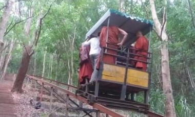 
குருநாகல் - மெல்சிரிபுர நா உயன பகுதியில், நேற்று மாலை பௌத்த பிக்குகளை ஏற்றிச் சென்ற கேபிள் கார் அறுந்து விழுந்து விபத்துக்குள்ளானதில் 7 பேர் உயிரிழந்தனர். உயிரிழந்தவர்களில் இரண்டு ரஷ்ய பிக்குகளும், கம்போடிய பிக்கு ஒருவரும் அடங்குவதாக பொலிஸார் தெரிவிக்கின்றனர். இந்த சம்பவத்தில் காயமடைந்த 6 பேர் குருநாகல் போதனா வைத்தியசாலையில் அனுமதிக்கப்பட்டுள்ளனர். விபத்து நேர்ந்த சந்தர்ப்பத்தில் குறித்த கேபிள் காரில் 13 மதகுருமார்கள் பயணித்துள்ளனர். 


