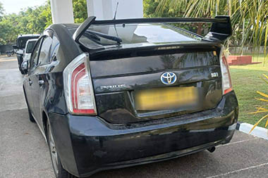 கொட்டாஞ்சேனை துப்பாக்கிச் சூட்டுக்கு பயன்படுத்தப்பட்ட கார் மானிப்பாயில் சிக்கியது!
கொட்டாஞ்சேனை பகுதியில் நேற்று இரவு இடம்பெற்ற துப்பாக்கிச் சூட்டு சம்பவத்தின்போது சந்தேக நபர்கள் பயன்படுத்திய கார் யாழ்ப்பாணத்தின் மானிப்பாய் பகுதியில் யாழ். குற்றத்தடுப்பு பிரிவினரால் கைப்பற்றப்பட்டுள்ளது. அத்துடன் காரிலிருந்த பெண் உட்பட மூவர் கைது செய்யப்பட்டுள்ளனர். குறித்த கார் வாடகைக்கு பெறப்பட்டுள்ளதோடு ஜி.பி.எஸ் முறை மூலம் அக் கார் கண்டுபிடிக்கப்பட்டுள்ளதாக தெரிவிக்கப்படுகிறது.