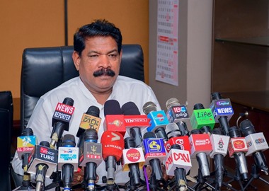 திலீபனின் சிலை அகற்றப்பட்டதில் அரசாங்கத்திற்கு தொடர்பு இல்லையாம்!
திலீபனின் சிலை அகற்றப்பட்ட சம்பவத்திற்கும் தேசிய மக்கள் சக்தி அரசாங்கத்திற்கும் எவ்வித தொடர்பும் இல்லை என கடற்றொழில் அமைச்சர் இராமலிங்கம் சந்திரசேகரன் தெரிவித்தார்.