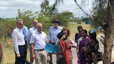 உள்ளத்தால் ஏற்கின்றேன்- நான் உறுதிமொழி தரமுடியாது!
நீங்கள் தந்தது வெறும் காகிதம் அல்ல என்பது எமக்கு தெரியும் இதனை எனது உள்ளத்தால் ஏற்கின்றேன் நான் உறுதி மொழிதரமுடியாது ஆனால் என்னால் உங்களின்துன்ப துயரங்களை அறிவோம் உங்கள் பிரச்சினைகளை என்னால் முடிந்தவரையும் ஐ.நா சபையிலும், மனித உரிமைகளை பேணம் நாடுகளிடமும் உங்கள் பிரச்சினையை எடுத்து கூறுவோம் என ஐரோப்பிய ஒன்றியத்தின் தூதுவர் கார்மென் தலையையிலான குழுவினர் எடுத்ரைத்துள்ளனர்.