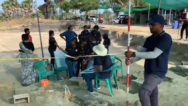 இன்று 11 என்புக்கூடுகள் அகழ்ந்தெடுப்பு!
செம்மணி மனித புதைகுழியின் மூன்றாம் கட்டத்தின் 40 ஆம் நாள் அகழ்வு பணிகள் இன்று நடைபெற்றது. செம்மணி மனித புதைகுழியில் மூன்றாம் கட்ட அகழ்வு பணிகளை 56 நாட்கள் முன்னெடுக்க நீதிமன்றம் அனுமதி வழங்கிய நிலையில், 40 ஆவது நாளான இன்று, 04 என்பு கூடுகள் அடையாளம் காணப்பட்டுள்ளது.