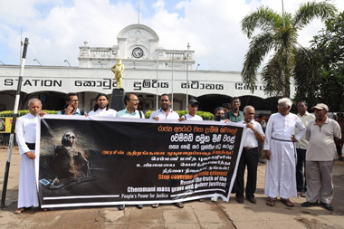 செம்மணிப் புதைகுழிக்கு நீதி கோரி கொழும்பில் போராட்டம்!
செம்மணி மனிதப் புதைகுழி குறித்த விடயத்தில் நீதி கோரி இன்று (30) கொழும்பில் கவனயீர்ப்புப் போராட்டம் நடத்தப்பட்டது. கொழும்பு கோட்டை புகையிரத நிலையம் முன்பாக நடத்தப்பட்ட இந்தப் போராட்டத்தில் மனித உரிமை செயற்பாட்டாளர்கள், சிவில் சமூகத்தினர், தொழிற்சங்கவாதிகள் மற்றும் மதத்தலைவர்கள் கலந்து கொண்டனர்.