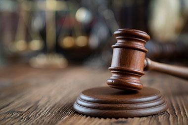 

திருகோணமலை - சேருநுவர பொலிஸ் பிரிவுக்குட்பட்ட பகுதியில் 16 வயதுக்குட்பட்ட சிறுமியை வீட்டுக்குள் அத்துமீறி நுழைந்து பாலியல் பலாத்காரம் செய்த நபரின் குற்றம் நிரூபிக்கப்பட்டதையடுத்து, குற்றவாளிக்கு 32 ஆண்டுகால கடூழிய சிறைத்தண்டனை விதித்து திருகோணமலை மேல் நீதிமன்றம் தீர்ப்பளித்துள்ளது. 


