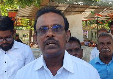 நெடுந்தீவு பிரதேச சபையின் தவிசாளர், ஒப்பந்ததாரர் கைது!
நெடுந்தீவில் தொல்பொருள் சுவடியை சேதப்படுத்திய விவகாரத்தில் நெடுந்தீவு பிரதேச சபையின் தவிசாளர் மற்றும் ஒப்பந்ததாரர் ஆகியோர் யாழ். மாவட்ட குற்ற விசாரணைப் பிரிவு பொலிஸாரால் வியாழக்கிழமை கைது செய்யப்பட்டுள்ளனர்.