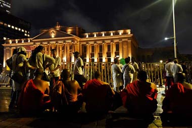 ஞானசார தேரரை விடுவிக்கக் கோரி ஜனாதிபதி செயலகம் முன் இரவிரவாக போராட்டம்!
ஜனாதிபதி அதிகாரிகளுடனான பேச்சுவார்த்தைகளில் உடன்பாடு எட்டப்படாததைத் தொடர்ந்து, கலகொட அத்தே ஞானசார தேரரை விடுதலை செய்யக் கோரி, கொழும்பில் உள்ள ஜனாதிபதி செயலகத்திற்கு வெளியே இரவிரவாக போராட்டம் முன்னெடுக்கப்பட்டு வருகிறது.