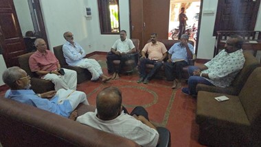 
இலங்கை தமிழ் அரசுக் கட்சி தலைவர்களுக்கும் ஜனநாயக தமிழ் தேசிய கூட்டணியின் தலைவர்களுக்கும் இடையே யாழ்ப்பாணத்தில் இன்று சந்திப்பு நடைபெற்றது.


