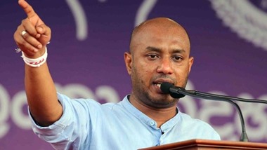 
நாட்டில் நடைமுறையிலுள்ள பல கட்சி ஆட்சி முறைமையை ஒழித்து ஒரு கட்சி ஆட்சியை நிலைநிறுத்த தேசிய மக்கள் சக்தி அரசாங்கம் முயற்சிக்கிறது. அரசாங்கத்தின் இந்த சர்வாதிகார போக்கினை தடுப்பதற்காகவே இன்று எதிர்க்கட்சிகள் ஒன்றிணைந்துள்ளன. எதிர்க்கட்சிகளை ஒன்றிணைத்தமைக்கு ஜனாதிபதி அநுரகுமார திஸாநாயக்கவுக்கு நன்றி கூறுவதாக ஸ்ரீலங்கா சுதந்திர கட்சியின் பொதுச் செயலாளர் துமிந்த திஸாநாயக்க தெரிவித்தார்.


