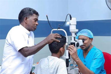 அதிக செறிவுள்ள செயற்கை ஒளியினாலேயே 400 பேருக்கு கண்பாதிப்பு!
யாழ்ப்பாணம், பண்டத்தரிப்பு பிரான்பற்று முருகன் ஆலயத்தில் இடம்பெற்ற சம்பவத்தில், அதிக செறிவுள்ள செயற்கை ஒளியின் (HID) வெளிப்பாட்டினால் ஏற்படக்கூடிய கண் பாதிப்பே ஏற்பட்டுள்ளதாக கண் வைத்திய நிபுணர் மலரவன் தனது மருத்துவ அறிக்கையில் உறுதிப்படுத்தியுள்ளார்.