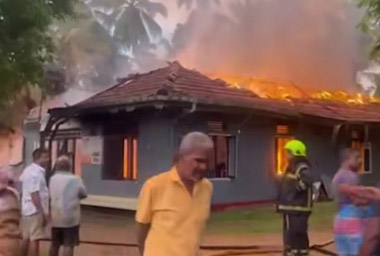 
அங்குருவாதொட, பட்டகொட பகுதியில் உள்ள முதியோர் பராமரிப்பு இல்லத்தில், நேற்று மாலை ஏற்பட்ட தீ விபத்தில் 11 பேர் உயிரிழந்துள்ளதுடன், மேலும் மூவர் காணாமல் போயுள்ளதாகப் பொலிஸார் தெரிவித்துள்ளனர்.


