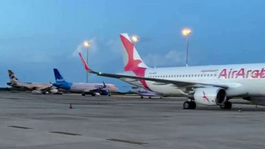 கட்டுநாயக்கவில் தரையிறங்க முடியாத விமானங்கள்- மத்தளவுக்கு திருப்பி விடப்பட்டன!
மோசமான காலநிலை காரணமாக, கட்டுநாயக்க பண்டாரநாயக்க சர்வதேச விமான நிலையத்திற்கு வந்த பல விமானங்கள் மத்தள சர்வதேச விமான நிலையத்திற்கு திருப்பி விடப்பட்டுள்ளன.
கட்டுநாயக்க விமான நிலையத்திற்கு வந்த சுமார் 9விமானங்களே இவ்வாறு மத்தள விமான நிலையத்திற்கு திருப்பி விடப்பட்டுள்ளன.
தற்போது பெய்து வரும் பலத்த மழையினால் கட்டுநாயக்க விமான நிலையத்தில் குறித்த விமானங்களை தரையிறக்க முடியாத நிலையில் இந்த தீர்மானம் மேற்கொள்ளப்பட்டுள்ளதாக குறிப்பிடப்படுகின்றது.