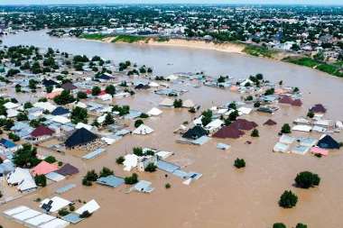 

அண்மைய அனர்த்தங்களால் உயிரிழந்தவர்களின் எண்ணிக்கை 465 ஆக உயர்ந்துள்ளது. மேலும், 366 பேர் காணாமல் போயுள்ளதாக அனர்த்த முகாமைத்துவ நிலையம் வெளியிட்டுள்ள புதுப்பிக்கப்பட்ட அறிக்கையில்  குறிப்பிடப்பட்டுள்ளது. அத்துடன் 1,433 பாதுகாப்பு தங்குமிடங்களில், 61,875 குடும்பங்களைச் சேர்ந்த 232,752 பேர் தங்க வைக்கப்பட்டுள்ளதாக அனர்த்த முகாமைத்துவ நிலையம் தெரிவித்துள்ளது.


