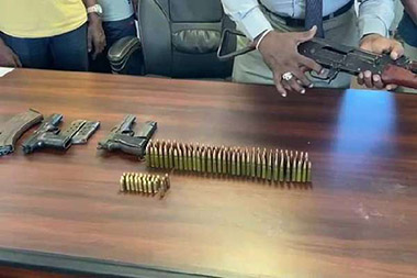 

இரத்தினபுரி, கொலுவாவிலவத்தையில் உள்ள வீட்டிலிருந்து  பல வகையான துப்பாக்கிகளை இரத்தினபுரி பொலிஸார் அதிகாரிகள் மீட்டுள்ளனர்.


