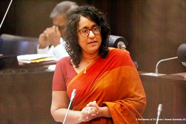 

பிரதமர் கலாநிதி ஹரிணி அமரசூரியவை பதவி நீக்காமல் இருப்பதற்குரிய ஆறு காரணிகளை ஜனாதிபதி மக்கள் விடுதலை முன்னணியின் சிரேஷ்ட உறுப்பினர்கள் மத்தியில் குறிப்பிட்டு பிரதமர் பதவியில் மாற்றமில்லை என்பதை உறுதிப்படுத்தியுள்ளார். இதனால் மக்கள் விடுதலை முன்னணியின் ஒரு தரப்பினர் பிரதமரை நெருக்கடிக்குள்ளாக்கும் வகையில் தற்போது செயற்படுகின்றனர் என பிவிதுரு ஹெல உறுமய கட்சியின் தலைவரும்,முன்னாள் பாராளுமன்ற உறுப்பினருமான உதய கம்மன்பில தெரிவித்தார்.


