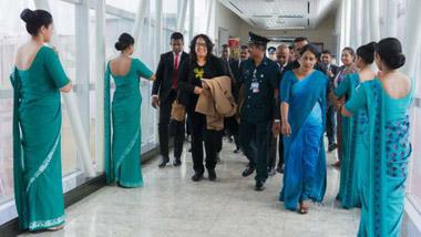 டாவோசில் இருந்து நாடு திரும்பினார் ஹரிணி!
சுவிட்சர்லாந்தின் டாவோஸ் (Davos) நகரில் நடைபெற்ற 2026 உலகப் பொருளாதார மன்றத்தின் (World Economic Forum) வருடாந்தக் கூட்டத்தில் பங்கேற்ற பிரதமர் கலாநிதி ஹரினி அமரசூரிய உள்ளிட்ட தூதுக்குழுவினர், நான்கு நாள் உத்தியோகபூர்வ விஜயத்தை நிறைவுசெய்து இன்று முற்பகல் நாடு திரும்பினர்.