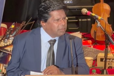 சட்டரீதியான உரிமை மறுக்கப்பட்டது!
 
மேல் நீதிமன்றங்களில் இவ்வாண்டு ஜனவரியில் 4 வெற்றிடங்கள் நிலவிய அந்த சந்தர்ப்பத்தில், நான் சிரேஷ்ட மேல் நீதிமன்ற நீதிபதியாக இருந்தேன். ஆனால் எனக்கு பதவி உயர்வு வழங்கப்படவில்லை. இது குறித்து ஜனாதிபதி அநுரகுமார திஸாநாயக்கவுக்கு 4 கடிதங்கள் அனுப்பப்பட்ட போதிலும், அவற்றுக்கு பதில் கிடைக்கவில்லை. உரிமைக்கான தனது கோரிக்கை மறுக்கப்பட்டு விட்டதாக முன்னாள் மேல் நீதிமன்ற நீதிபதி மாணிக்கவாசகர் இளஞ்செழியன் தெரிவித்துள்ளார்.