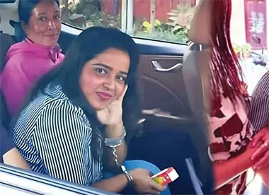 

யாழ்ப்பாணத்திலிருந்து இந்தியாவிற்கு வேறொரு பெண்ணுடன் ஒரு சிறிய படகில் மேற்கொண்ட பயணம் ஒரு பயங்கரமான அனுபவமாகவும், அது மிகவும் சோர்வான பயணம் என்றும் இஷாரா செவ்வந்தி பொலிஸாரிடம் கூறியதாகக் கூறப்படுகிறது.



