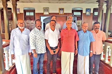 

மாகாணசபைத் தேர்தலை இவ்வருடத்துக்குள் தேர்தலை நடாத்துவதற்கான அழுத்தங்களை எவ்வாறு  பிரயோகிப்பது என்பது குறித்து இலங்கைத் தமிழரசுக்கட்சியும் ஜனநாயகத் தமிழ்த்தேசியக் கூட்டணியும் அடுத்த வாரம் யாழ்ப்பாணத்தில் கூடி ஆராயவுள்ளன.


