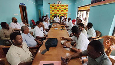 
இலங்கை தமிழரசுக் கட்சியின் மத்திய குழுக் கூட்டம் வவுனியா, குருமன்காடு, காளி கோவில் வீதியில் அமைந்த கட்சியின் தாயகம் அலுவலகத்தில் இன்று (05) காலை ஆரம்பமாகியுள்ளது.



 