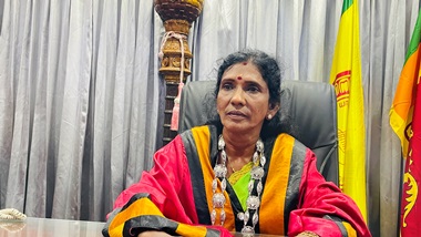 பழைய பூங்காவில் எந்த கட்டுமானங்களுக்கும் அனுமதி இல்லை!- யாழ். மாநகரசபையில் தீர்மானம்
யாழ்ப்பாணம் பழைய பூங்கா அமைந்துள்ள பகுதியில் எந்தவிதமான கட்டுமானங்களுக்கும் அனுமதி வழங்கப்படமாட்டாது என யாழ்ப்பாணம் மாநகர சபையில் தீர்மானம் நிறைவேற்றப்பட்டுள்ளது.
யாழ்ப்பாணம் மாநகர சபையின் மாதாந்த அமர்வு மாநகரசபை முதல்வர் மதிவதனி விவேகானந்தராசா தலைமையில் நடைபெற்றது.
இதன்போது பிரதி முதல்வர் இ.தயாளனால் குறித்த பிரேரணை முன்வைக்கப்பட்டது.