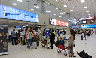 

டோஹாவிலிருந்து வந்த விமானத்தின்  4 பயணிகள் குண்டுகளை வெடிக்கச் செய்து தற்கொலைக்குத் தயாராகி வருவதாக கிடைத்த மின்னஞ்சலை  அடுத்து கட்டுநாயக்க விமான நிலையத்தில் பரபரப்பு ஏற்பட்டது.


