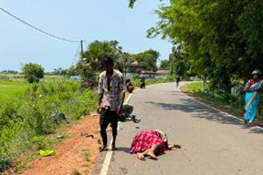 கிளிநொச்சி விபத்தில் இளம் தாய் பலி!
கிளிநொச்சி - கரடிபோக்கு, உருத்திரபுரம் வீதியில் இன்று பகல் இடம்பெற்ற விபத்தில் இளம் தாய் ஒருவர் சம்பவ இடத்திலேயே பரிதாபமாக உயிரிழந்துள்ளார்.